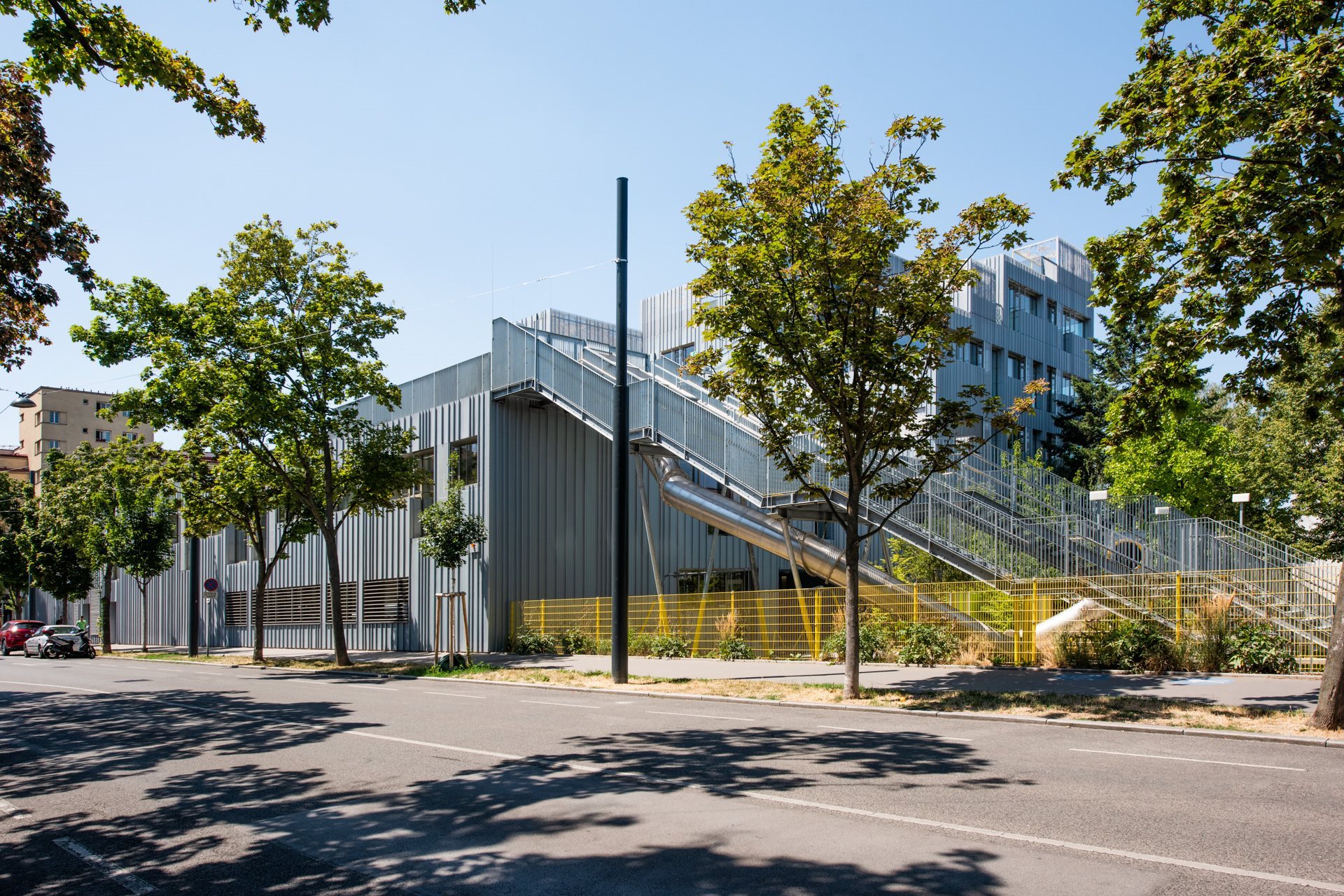 Multifunktionale Stahltüren von DOMOFERM in der Schule Längenfeldgasse